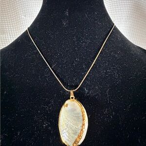 Vintage Elegant Gold Tone Shell Pendant Necklace